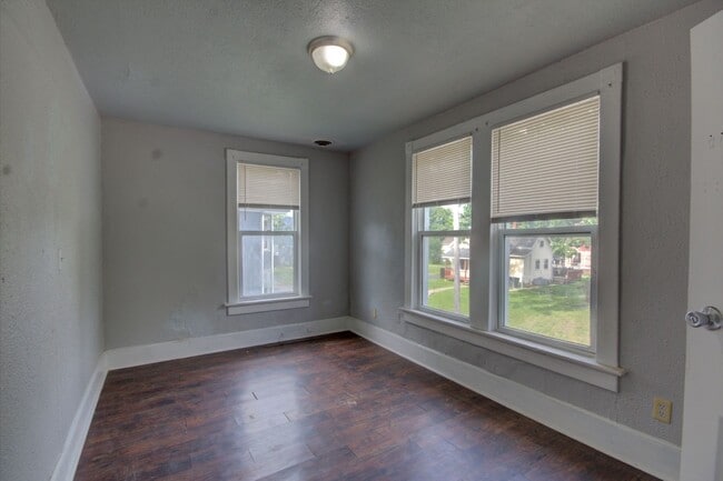 Building Photo - 2 bedroom with bonus space