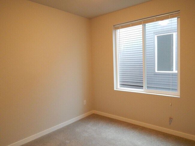 Building Photo - Bellevue 5 bd 3.5 bath townhouse with two ...