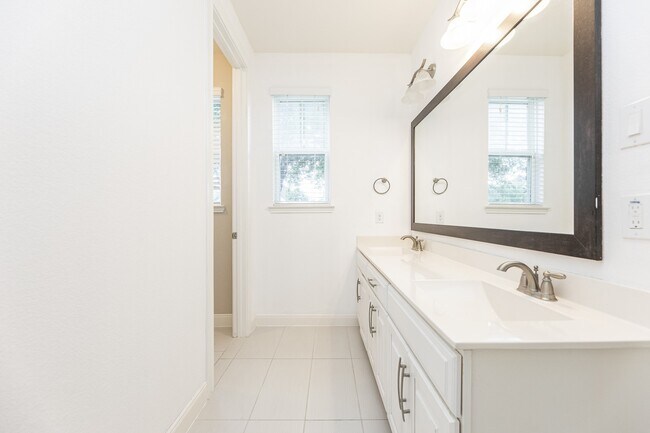 Building Photo - 25514 Kearsley Dr