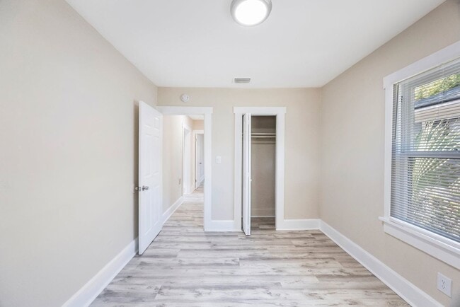 Building Photo - Cosy 2 bedroom 1 bath home with nice size ...