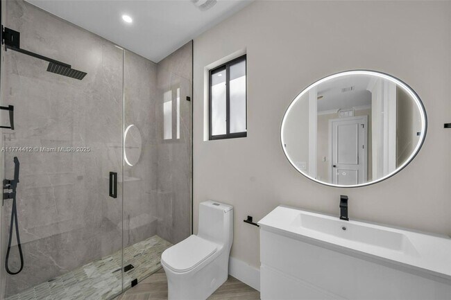 Building Photo - 3600 NE 9th Pl