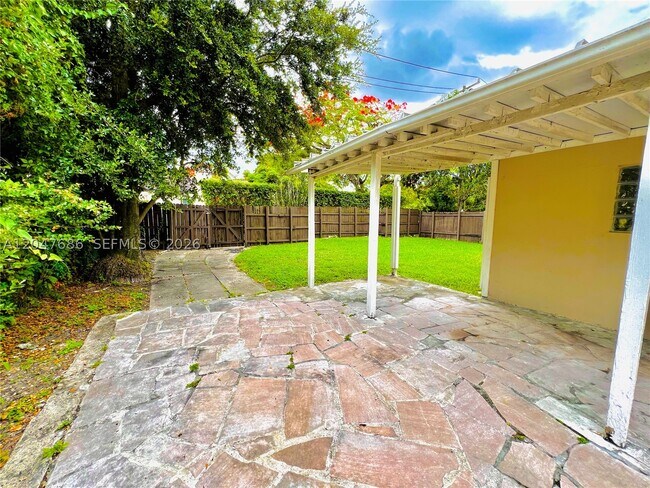 Building Photo - 410 Pinecrest Dr