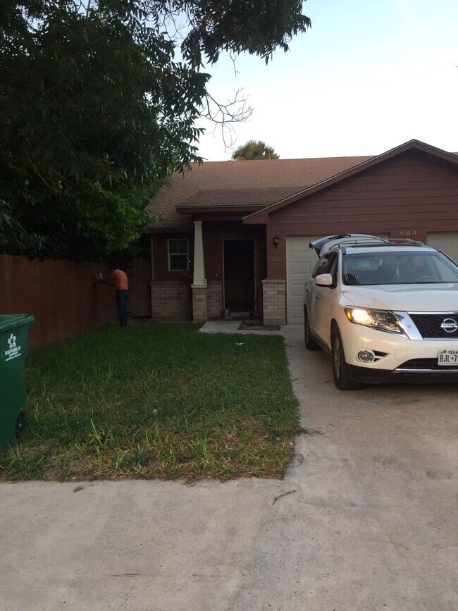 Building Photo - 909 E Jefferson St