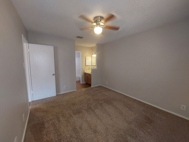 Building Photo - Northwest Crossing~2 Bedroom 2 Bath Single...