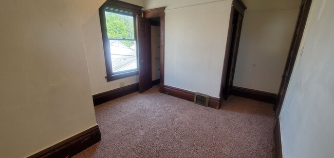 Building Photo - Pre-leasing August - 4bd/2ba