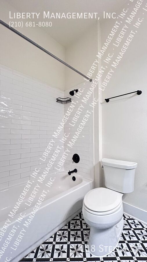 Building Photo - 118 Stella St