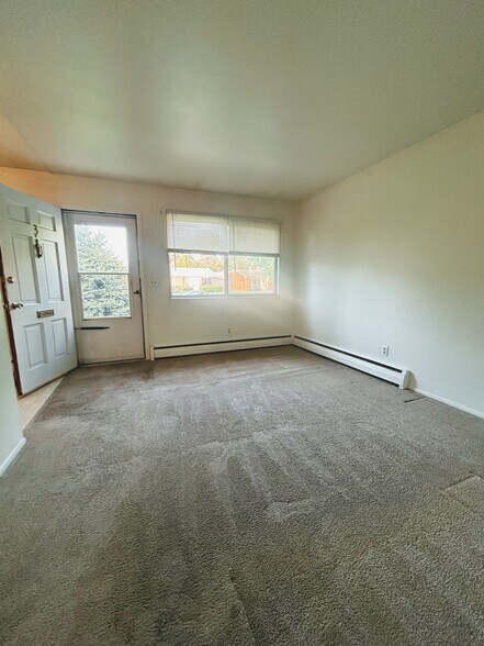 Living room - 3202 Dorian Ct