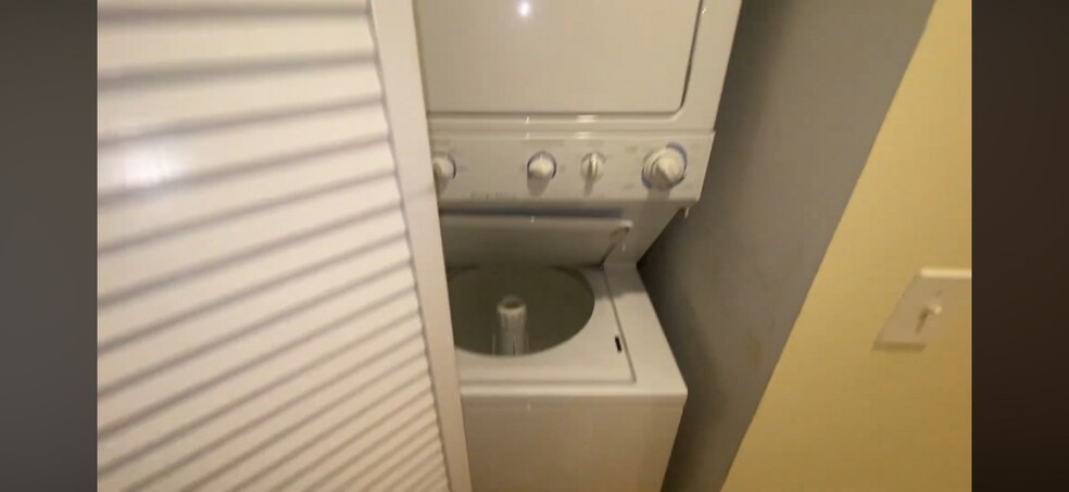 Building Photo - 2250 W Morse Ave