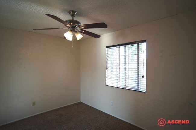 Building Photo - Charming home is Oildale!