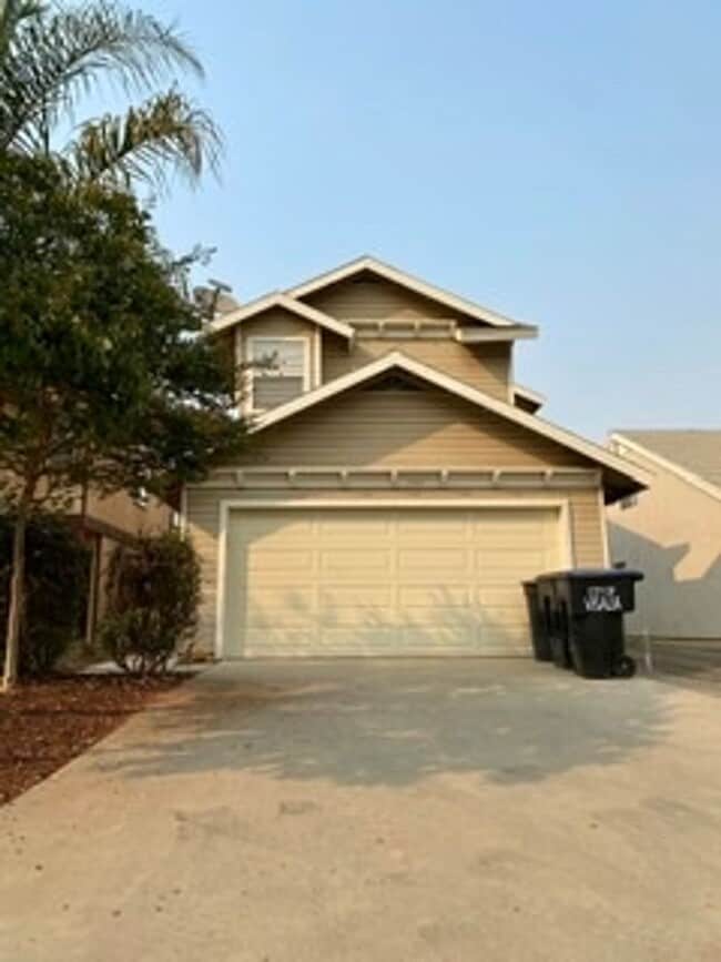 Building Photo - 3 bedroom 2 bath with 2 car garage