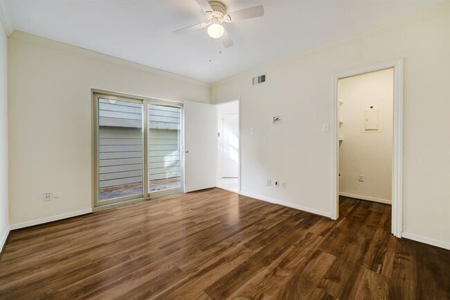 Building Photo - 902 Memorial Village Dr