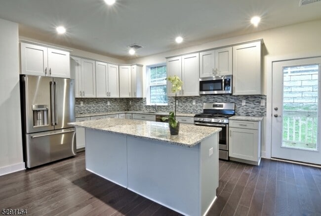 Building Photo - 702 Parkview Ln