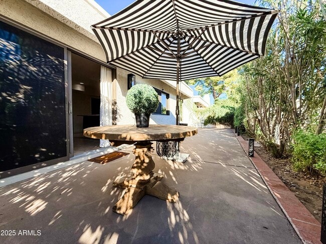 Building Photo - 8165 E Del Caverna Dr