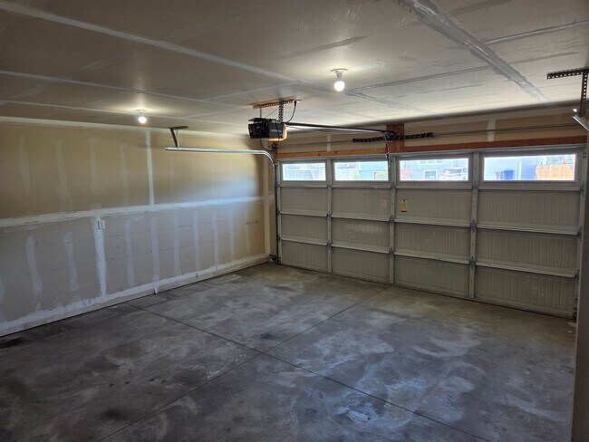 Building Photo - Tschirley  CT Duplex