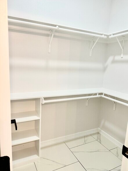 Building Photo - 1006 Escondido Ln E