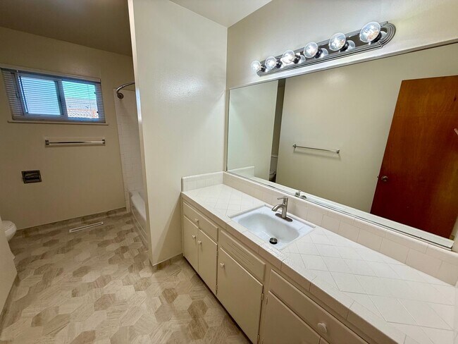 Building Photo - Charming Single-Level Home with Private Yard & Attached Garage!