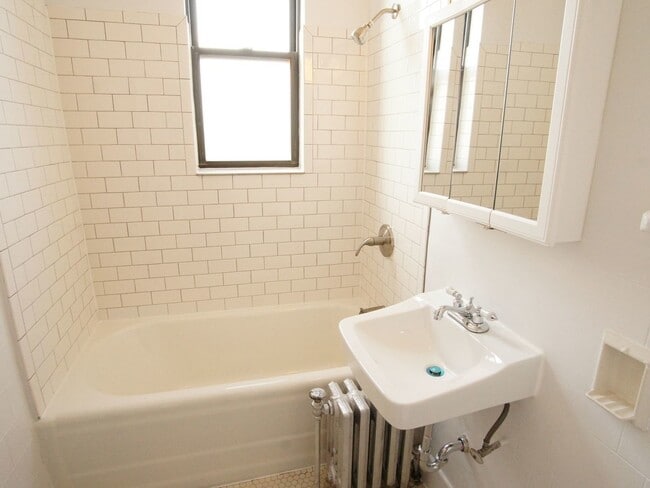 Building Photo - 3335 W Diversey Ave