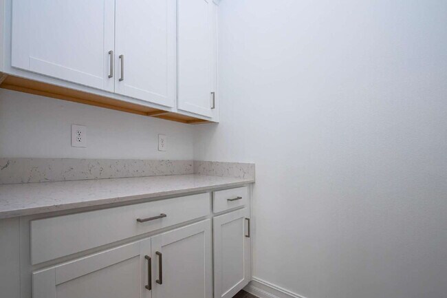 Building Photo - Spacious Like New 4-Bedroom Oasis with 3 Full Baths in Palmetto - Available NOW