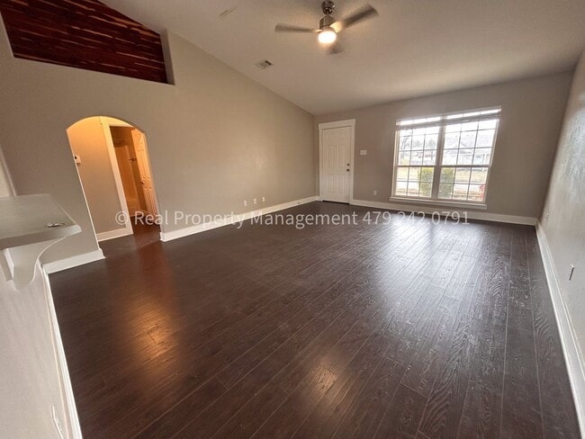 Building Photo - 1662 E Gate Cir