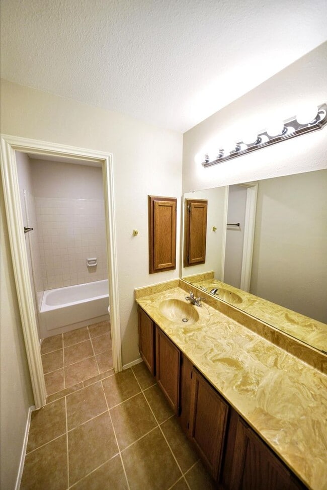 Building Photo - Charming 2-bed, 2-bath home in Universal C...