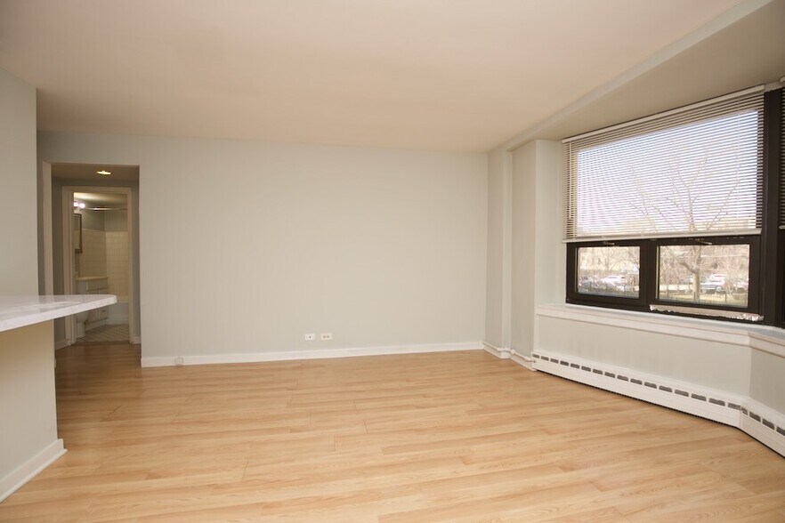 Building Photo - 428 W Wellington Ave