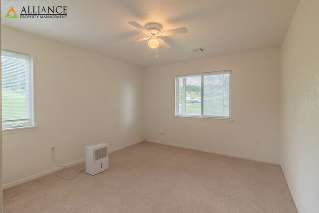 Building Photo - Balcony & Walkout Basement!