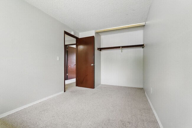 Building Photo - Comfort & Convenience in the Heart of Lents!