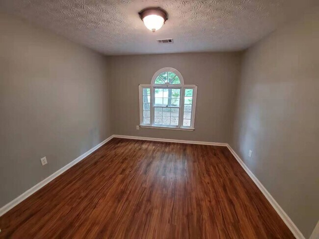 Building Photo - 2880 Highpoint Rd