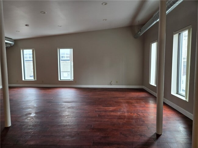 Building Photo - 320 East Ave