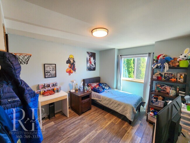 Building Photo - Inviting Vaulted 2-Story