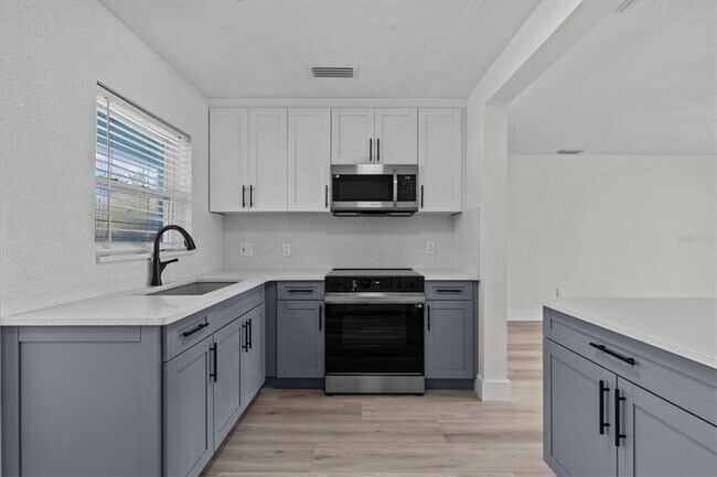 Building Photo - 310 Westwinds Dr E