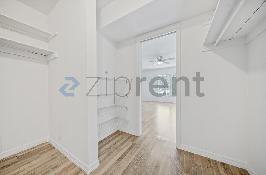 Building Photo - Unit 4