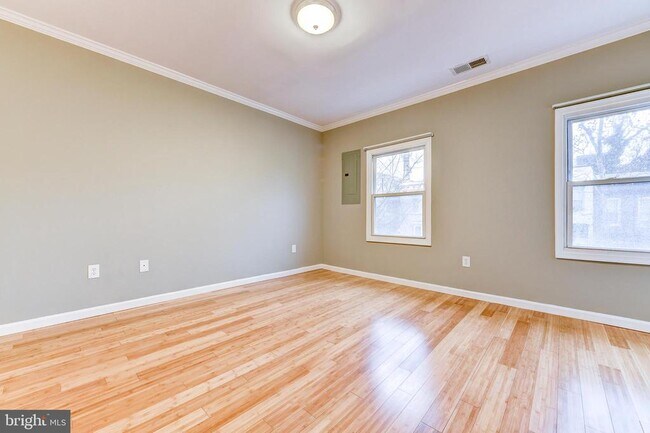 Building Photo - 737 Morton St NW