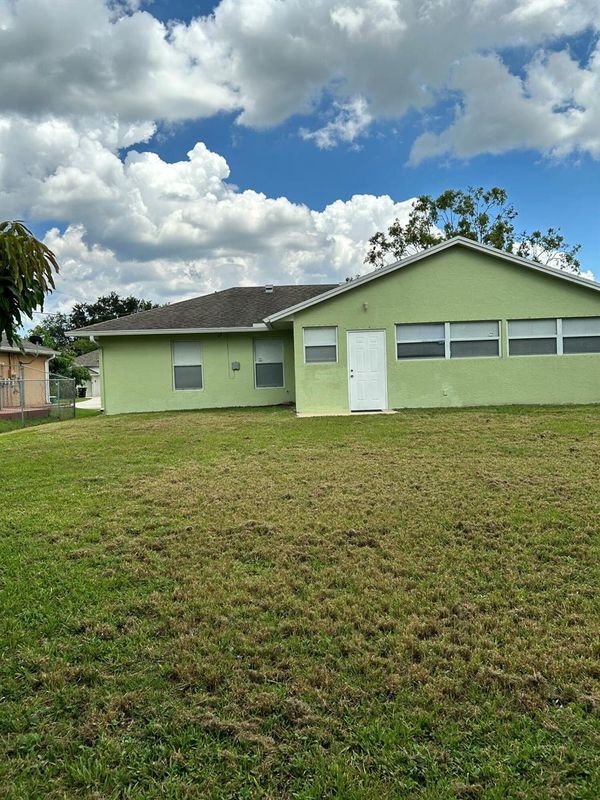 Building Photo - 367 SW Donna Terrace