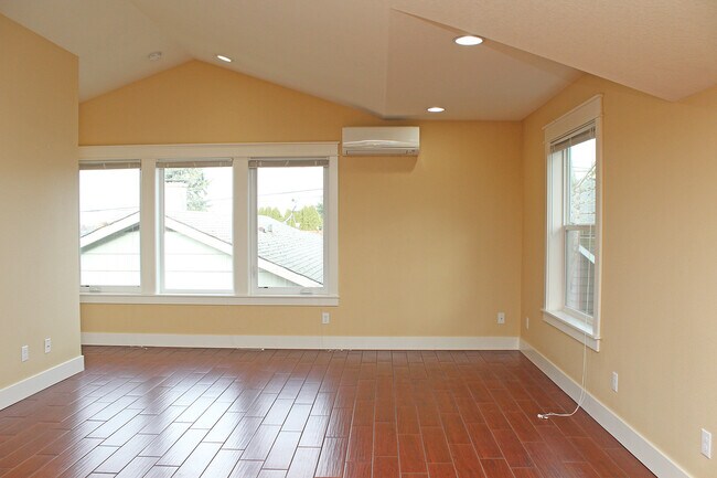 Building Photo - 3901 SE 49th Ave