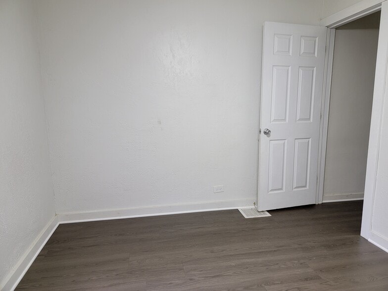 Building Photo - 100 E Elm St