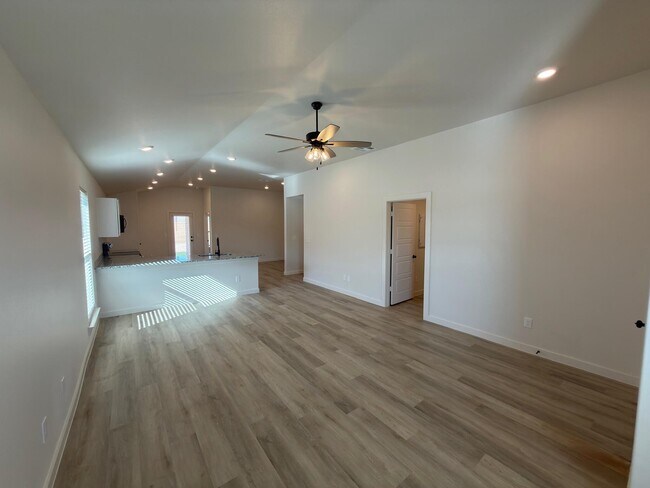 Building Photo - 1209 Cottonwood Ave