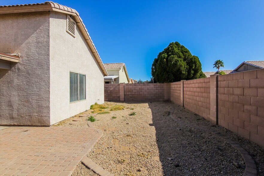 Building Photo - 3319 W Louise Dr