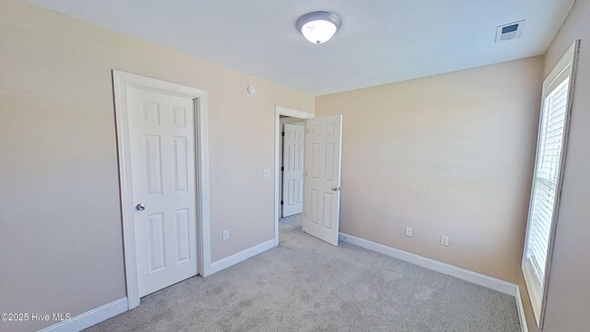 Building Photo - 209 Oak Ridge Ln