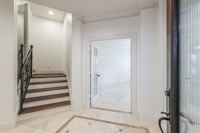 Building Photo - 407 W Bell St