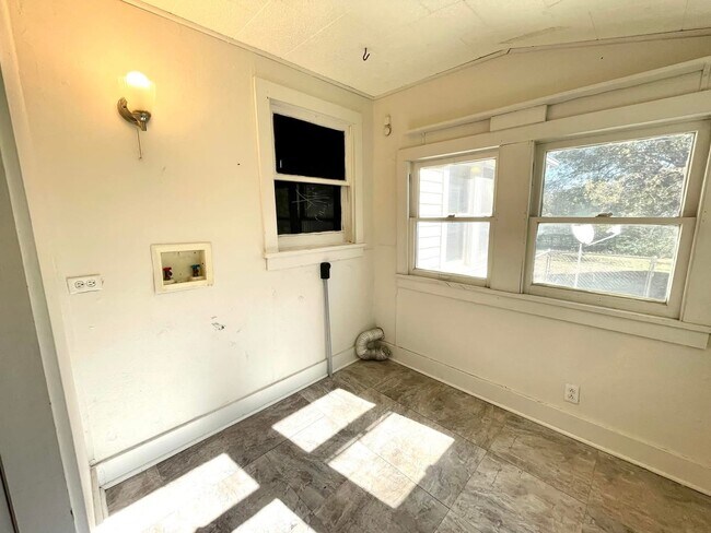 Building Photo - 714 6th Ave NW