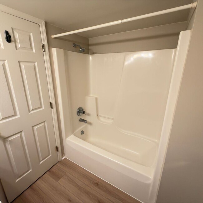 Building Photo - 3 Bedroom Duplex in Rockford!