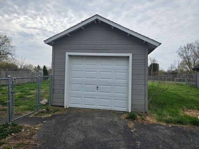 Building Photo - 628 Dowling St