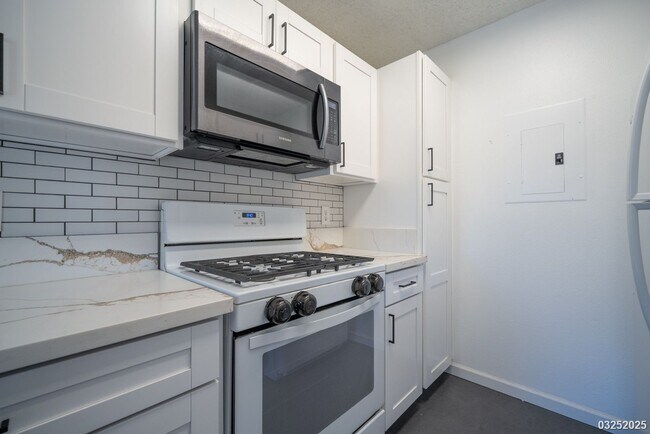 Building Photo - $2,900 / 2 BED / 1.5 BATH / 2 PARKING Condo in Ewa Gentry