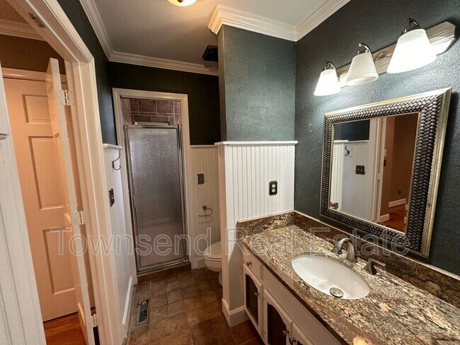 Building Photo - 204 Woodside Ave