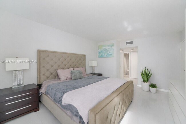 Building Photo - 3625 N Country Club Dr