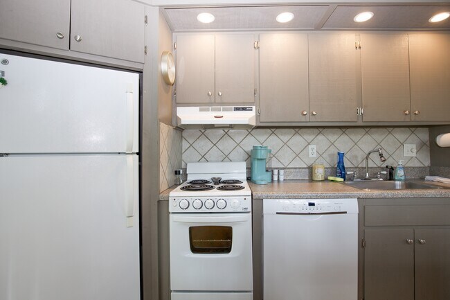 Building Photo - 1195 St Andrews Dr