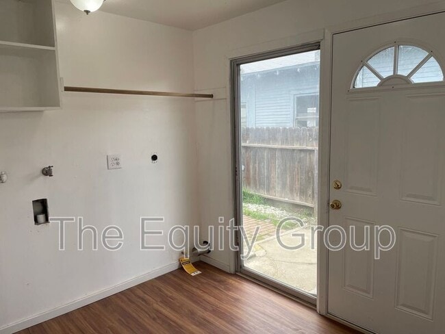 Building Photo - 856 W Chestnut St