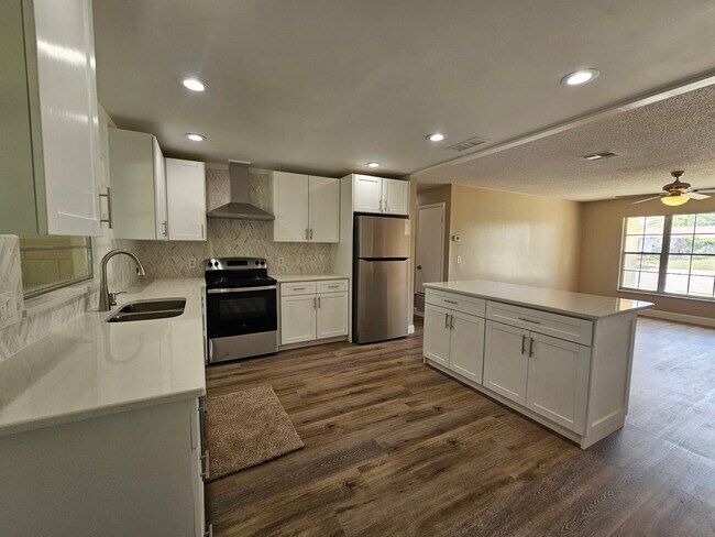 Building Photo - Coming Soon ~ Wonderfully Renovated 4-Bedroom, 2-Bath Home in Bel Aire Woods, Orlando