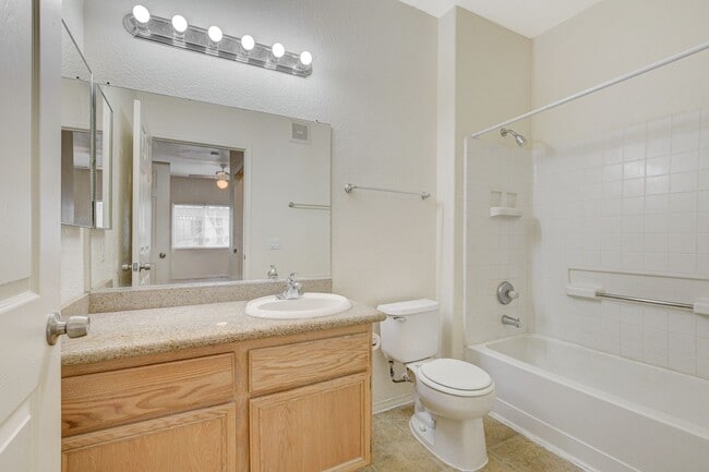 Building Photo - Beautiful 2 Bedroom 2 Full Bath Condo